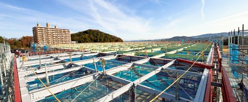 100ｍに渡る工場屋根の建設風景
