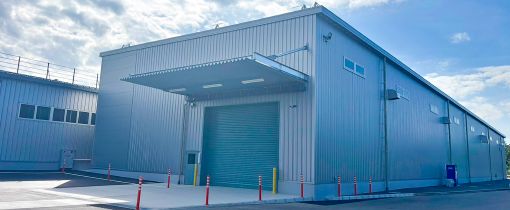 壁面に板金を施した倉庫