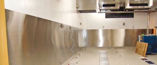 飲食店の厨房に板金を設置した風景