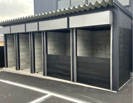 板金を取り付けた倉庫の写真