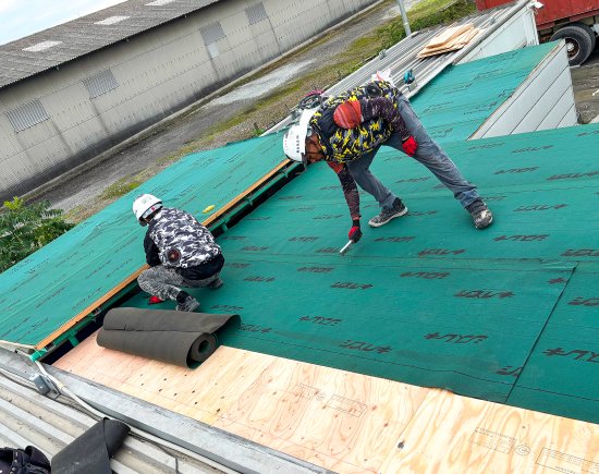 折半屋根を設置する前工程の作業